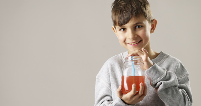 Syreskader_barn drikker sodavand